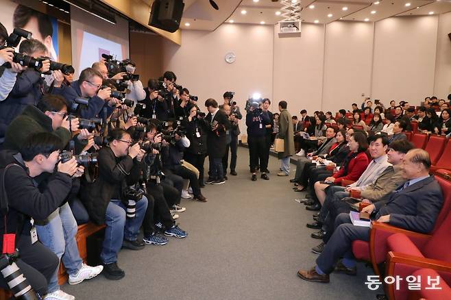 자리에 앉은 이 전 대표는 수많은 기자들이 모인 걸 보며 활짝 웃음을 보이기도 했다. 전날인 19일 광주 김대중컨벤션센터에서 있은 토크 콘서트에서 이 전 대표는 “윤석열 대통령이 12월 27일까지 변화가 없으면 신당을 창당할 것”이라고 또다시 발언한 터여서 기자들의 취재열기는 높았다. 이훈구 기자 ufo@donga.com