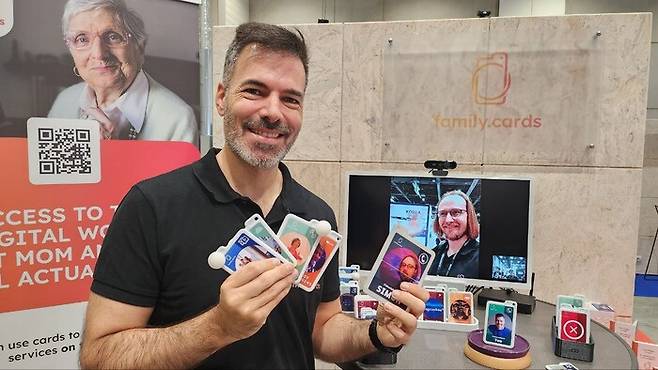 테오 오르테가 패밀리카드 공동대표가 ‘실버테크’ 기기인 패밀리카드를 소개하고 있다.