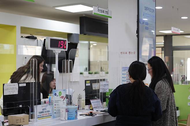 월요일 주민센터 '분노의 오픈런'…재개된 행정망도 '버벅'