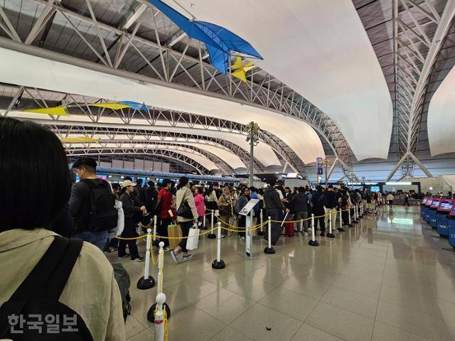 12일 오후 5시 일본 오사카 간사이 공항 모습. 이용객이 수화물을 위탁한 후 탑승장으로 들어가기 위해 길게 줄을 서 있다. 탑승장 진입에만 1시간이 넘게 걸렸다. 오사카=조소진 기자
