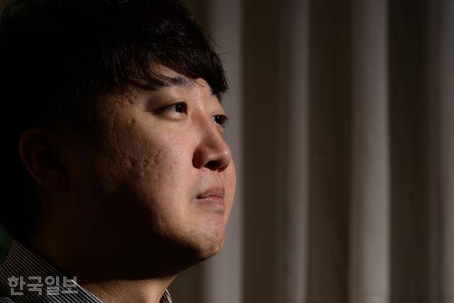 이준석 전 국민의힘 대표가 19일 서울 모처에서 본보와 인터뷰를 하고 있다. 하상윤 기자