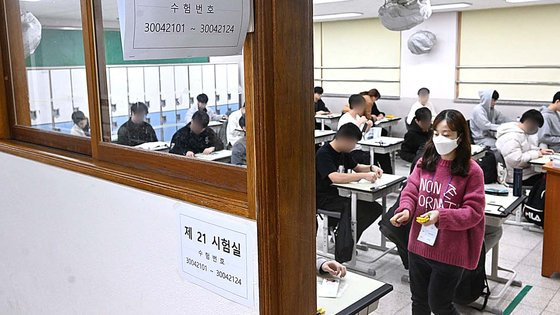 2024학년도 대학수학능력시험일인 16일 오전 경기 수원시 영통구 매원고등학교에서 수험생들이 시험 준비를 하고 있다. 뉴스1