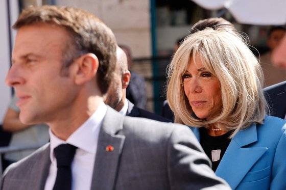 에마뉘엘 마크롱 프랑스 대통령(왼쪽)과 그의 부인 브리지트 마크롱 여사. AFP=연합뉴스