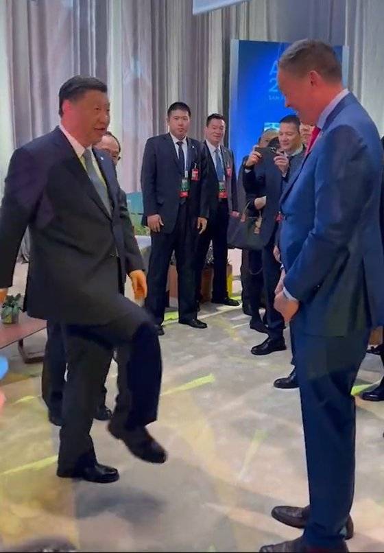지난 17일(현지시간) 미국에서 열린 아시아태평양경제협력체(APEC) 정상회의에서 시진핑(왼쪽) 중국 국가주석이 세타 타위신 태국 총리와 축구와 관련한 환담을 나누는 모습. 태국 정부 X 캡처