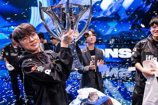 Lee "Faker" Sang-hyeok hoists the Summoner's Cup after beating Weibo Gaming in the League of Legends World Championship Finals at Gocheok Sky Dome in Guro-gu, southern Seoul, Sunday. (Yonhap)