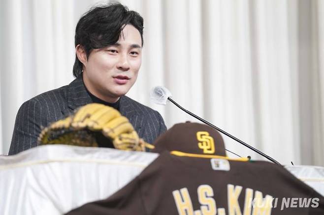 메이저리그(MLB) 샌디에이고 파드리스 소속 김하성이 20일 오전 서울 강남구 리베라 호텔에서 열린 골든글러브 수상 공식 기자회견에서 취재진 질문에 답하고 있다.