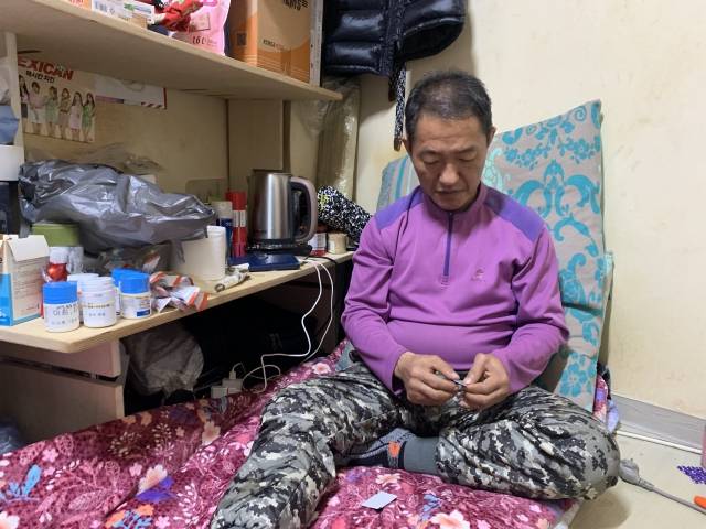 김씨가 지난 16일 저녁 서울 중구에 위치한 자신의 집에서 색종이로 모빌을 만들고 있다. 손재주가 좋은 그의 집 곳곳에는 종이 모빌 등 여러 공예품이 놓여있었다. 이서현 인턴기자