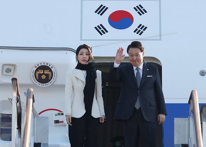 尹, 이번엔 유럽으로 … 영국 국빈방문 윤석열 대통령과 부인 김건희 여사가 20일 오전 성남 서울공항에서 공군 1호기에 올라 출국 인사를 하고 있다. 윤 대통령은 5박7일간 영국과 프랑스를 잇달아 순방한다. 이승환 기자