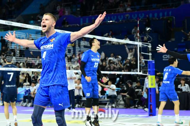 한국전력 타이스가 경기 승리한 뒤 환호하고 있다 / 한국배구연맹.