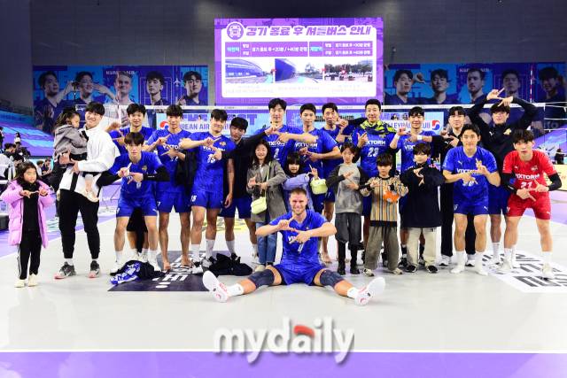 한국전력 선수들이 경기 승리 후 기념촬영을 하고 있다/ 한국배구연맹.
