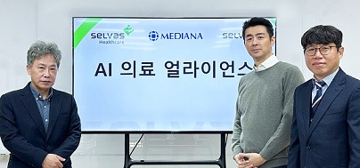 메디아나 길문종 회장(왼쪽부터), 셀바스AI 곽민철 대표, 셀바스헬스케어 유병탁 대표가 사업제휴 및 주식양수도 계약을 하고 있다. [메디아나 제공]