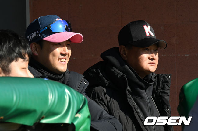 [OSEN=횡성, 조은정 기자] 18일 강원도 횡성 KBO 야구센터에서 '2023 KBO컵 FAN 동호인 야구대회' 1차라운드 NC(에이포스)와 롯데(롱비치)의 경기가 열렸다.NC 은퇴선수 박명환 코치, 정수민 코치가 선수들을 지도하고 있다. 2023.11.18 /cej@osen.co.kr