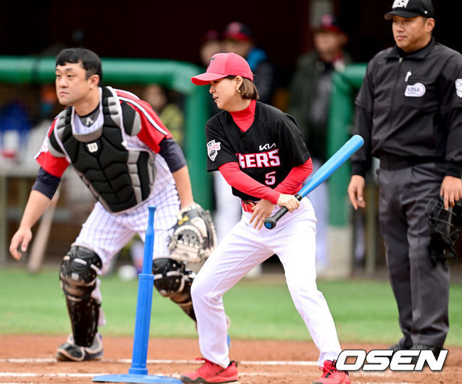 [OSEN=횡성, 최규한 기자] 19일 강원도 횡성 KBO 야구센터에서 '2023 KBO컵 FAN 동호인 야구대회' 4강 KIA(아레스)와 LG(유니트윈스)의 경기가 열렸다.2회초 KIA(아레스) 이다영이 티볼로 적시타를 날리고 있다. 2023.11.19 / dreamer@osen.co.kr