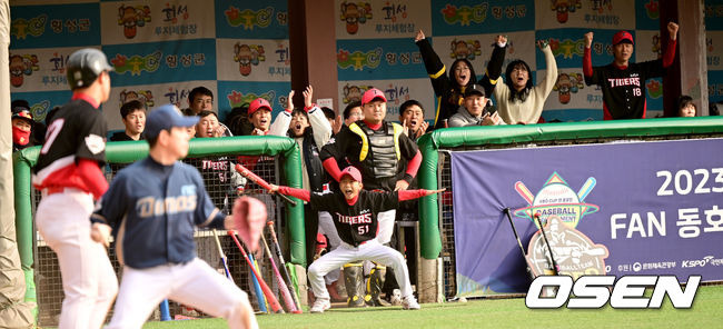 [OSEN=횡성, 최규한 기자] 19일 강원도 횡성 KBO 야구센터에서 '2023 KBO컵 FAN 동호인 야구대회' 결승 KIA(아레스)와 NC(에이포스)의 경기가 열렸다.KIA(아레스) 박선호가 홈으로 파고들어 슬라이딩 해 세이프 됐다. 환호하는 KIA(아레스) 더그아웃. 2023.11.19 / dreamer@osen.co.kr