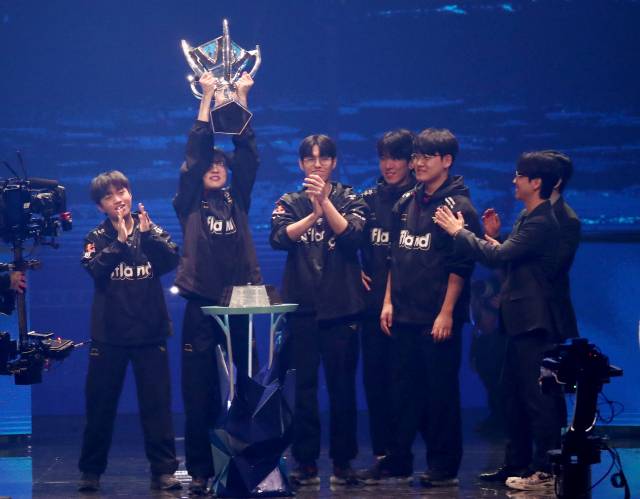 19일 오후 서울 구로구 고척스카이돔에서 열린 2023 리그 오브 레전드(LoL) 월드 챔피언십(롤드컵) 결승전 T1과 웨이보 게이밍의 경기에서 3-0으로 승리한 T1 페이커(이상혁) 선수가 우승컵을 들어올리고 있다. 사진공동취재단
