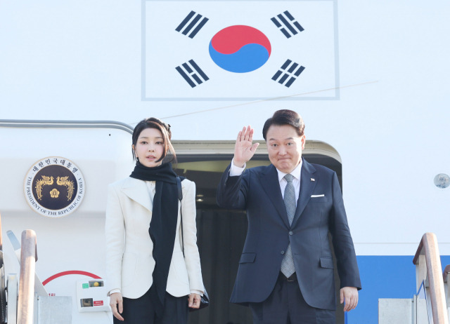 영국을 국빈 방문하는 윤석열 대통령과 부인 김건희 여사가 20일 경기 성남 서울공항에서 전용기인 공군 1호기에 올라 출국 인사를 하고 있다.연합뉴스