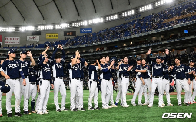 한국 야구 국가대표팀이 19일 일본 도쿄돔에서 열린 2023 APBC 결승전을 마치고 관중들에게 인사하고 있다.