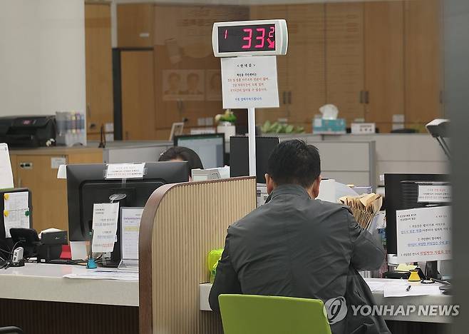 주민센터서 업무 보는 민원인 (전주=연합뉴스) 임채두 기자 = 정부 행정전산망이 복구된 20일 오전 전북 전주시 덕진구 혁신동 주민센터에서 민원인이 업무를 보고 있다. 2023.11.20 doo@yna.co.kr