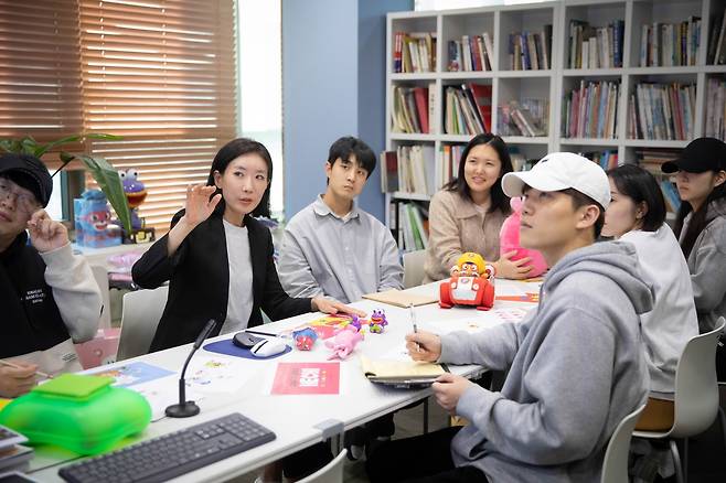 오콘 직원들과 회의하는 우지희 대표이사 우지희 대표이사(왼쪽에서 두 번째)가 경기 성남 분당구 판교로 본사에서 직원들과 회의하는 모습. [오콘 제공. 재판매 및 DB 금지]