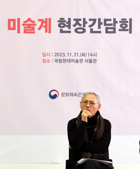 유인촌 문화체육관광부 장관이 21일 서울 종로구 국립현대미술관 서울에서 열린 미술계 간담회에 참석해 현장 의견을 청취하고 있다(사진=뉴시스).