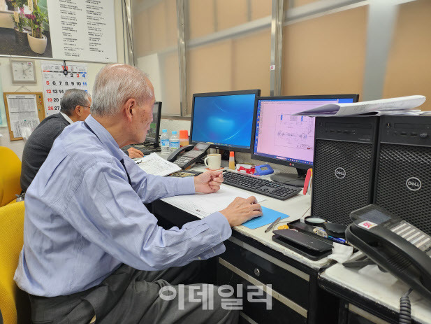 지난 14일 일본 도쿄 소재 셔터제작업체인 ‘요코비키셔터’에서 근무하는 가나이 노부하루(81)씨가 업무를 하고 있다.(사진=고용노동부 공동취재단)