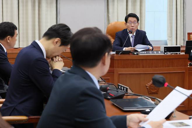 21일 국회에서 열린 정치개혁특별위원회 법안심사제2소위원회에서 김상훈 소위원장이 회의를 주재하고 있다.(사진=연합뉴스)