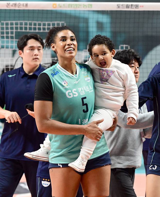 경기 승리 후 딸을 안은 GS칼텍스 실바, KOVO