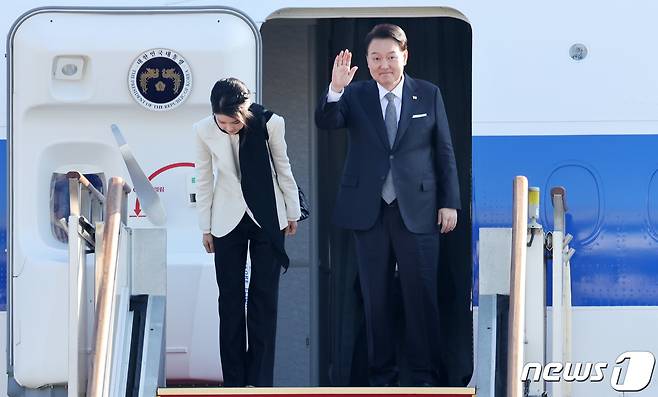 윤석열 대통령과 김건희 여사가 찰스 3세 영국 국왕의 국빈 초청으로 20일 경기 성남시 서울공항에서 영국 런던으로 출국하며 공군 1호기에 올라 인사하고 있다. 윤 대통령은 영국 국빈 방문 일정을 마치고 프랑스 파리로 이동해 2박 4일간 2030 세계박람회(엑스포) 부산 유치 막판 총력전을 펼친다. 2023.11.20/뉴스1 ⓒ News1 김성진 기자