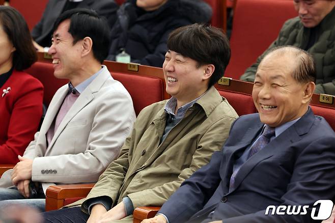 이준석 국민의힘 전 대표가 20일 오후 서울 여의도 국회 도서관에서 열린 하태경 의원의 '여의도 렉카' 출판기념회에 참석해 하 의원, 황우여 전 새누리당(국민의힘 전신)대표와 미소를 보이고 있다. 2023.11.20/뉴스1 ⓒ News1 황기선 기자