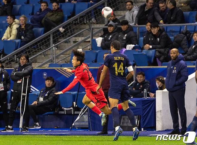 20일 오후(현지시간) 프랑스 노르망디 지방의 항구도시 르아브르 ‘스타드 오세안(Stade Océane)’에서 열린 대한민국 올림픽 대표팀과 프랑스 21세 이하(U-21) 대표팀의 평가전에서 황선홍 감독과 티에리 앙리 감독이 엄지성과 실디야 킬리안이 볼 다툼을 벌이는 모습을 지켜보고 있다. 2023.11.21/뉴스1 ⓒ News1 이준성 기자