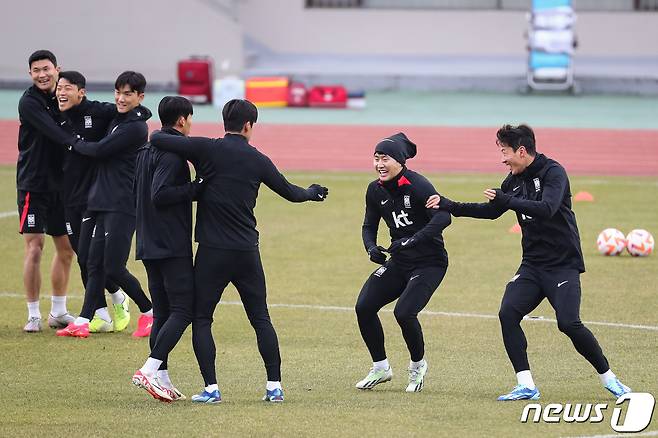 이강인, 황의조를 비롯한 대한민국 축구대표팀이 15일 서울 양천구 목동운동장에서 2026 북중미 월드컵 아시아지역 2차 예선 C조 조별리그 1차전 싱가포르와의 경기를 앞두고 훈련하고 있다. 16일 오후 8시 서울월드컵경기장에서 열리는 싱가포르전은 미국, 멕시코, 캐나다가 공동 개최하는 2026 북중미 월드컵을 향한 첫 걸음이다. 한국은 2차 예선 C조에서 싱가포르, 중국, 태국과 겨뤄 상위 2개 팀이 3차 예선에 진출한다. 2023.11.15/뉴스1 ⓒ News1 유승관 기자
