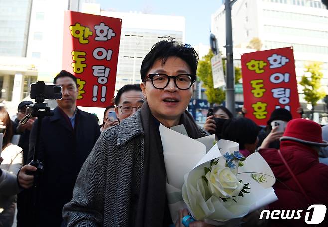 한동훈 법무부장관이 21일 법무부 CBT 대전센터 개소식에 참석하기 위해 차에서 내리자마자 지지자들로부터 환영을 받고 있다. (공동취재) 2023.11.21 /뉴스1 ⓒNews1 김기태 기자