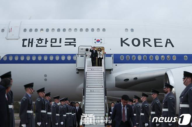 영국을 국빈 방문한 윤석열 대통령과 김건희 여사가 20일(현지시간) 런던 스탠스테드 국제공항에 도착해 공군 1호기에서 내리고 있다. (대통령실 홈페이지) 2023.11.21/뉴스1 ⓒ News1 오대일 기자