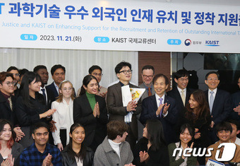 한동훈 법무부 장관이 21일 대전 유성구 한국과학기술연구원(KAIST) 글로벌 인재 비자 센터에서 열린 법무부-KAIST 과학기술 우수 외국인 인재 유치 및 정착을 위한 간담회에서 기념촬영 하고 있다. 2023.11.21/뉴스1 ⓒ News1 김기태 기자