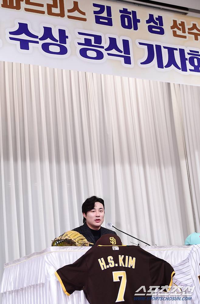 MLB 샌디에이고 파드리스 김하성이 20일 삼성동 리베라호텔에서 열린 기자회견에서 소감을 말하고 있다.  김하성은 골든글러브 2개 부문(2루수, 유틸리티) 최종 후보에 올랐고, 유틸리티 부문 골든글러브를 수상했다.  삼성동=최문영 기자 deer@sportschosun.com/2023.11.20/