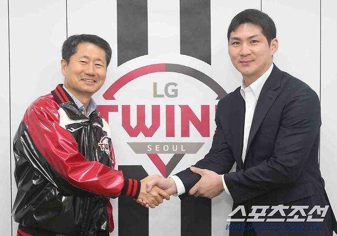 LG 김인석 대표이사와 오지환이 다년계약을 한 뒤 악수를 나누고 있다. 사진제공=LG 트윈스