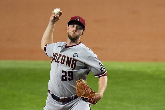 애리조나 다이아몬드백스 메릴 켈리가 10월 29일(한국시각) 텍사스 레인저스와의 월드시리즈 2차전에 등판해 힘차게 공을 뿌리고 있다. AP연합뉴스