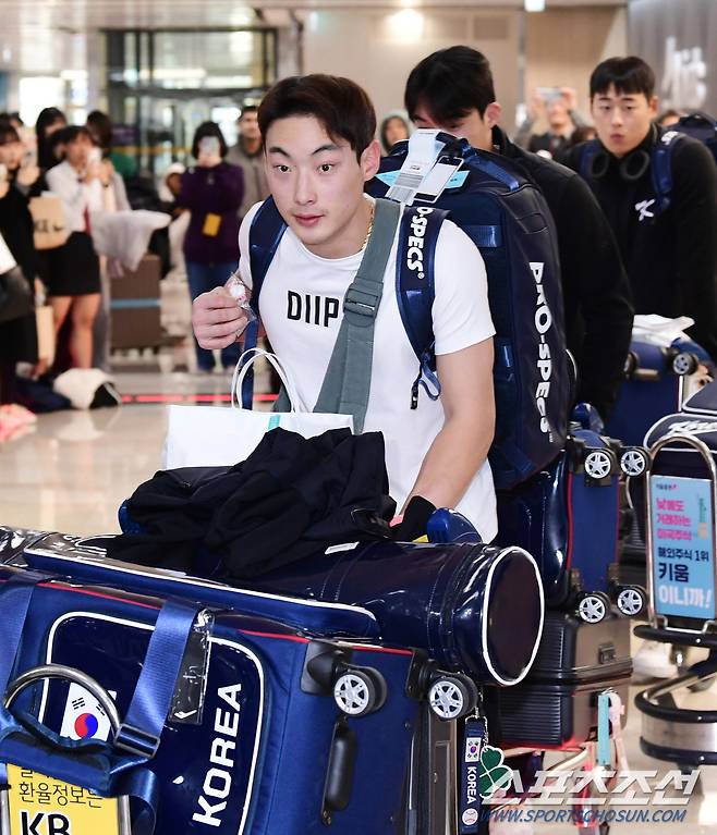 20일 일본에서 열린 2023 아시아프로야구챔피언십(APBC)을 마친 야구대표팀 선수들이 김포공항을 통해 귀국했다. 입국장을 나서고 있는 최지훈. 김포공항=송정헌 기자songs@sportschosun.com/2023.11.20/