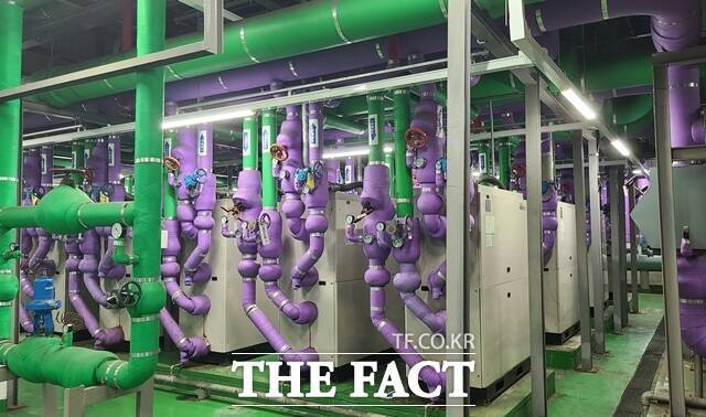 서울시가 원전 1기 분량을 목표로 지열에너지 보급을 확대한다. 가락시장 지열시스템 기계실 모습. /서울시