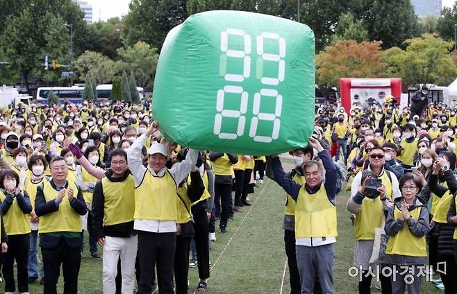 오세훈 서울시장 등 참가자들이 2022년 10월 10일 서울 중구 서울광장에서 열린 건강 한마당 '손목닥터9988 걷기 챌린지' 행사에서 퍼포먼스를 진행하고 있다./김현민 기자 kimhyun81@