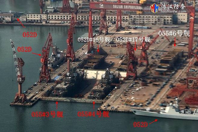 중국 따롄 조선소에서 '중국판' 이지스함들이 동시에 대량 건조되고 있다. 아시아 최대 구축함인 055형 3척과 중국판 이지스함 052D형 2척이 도크에서 건조중이고, 다른  052D형 3척은 부두에서 의장 공사중이다. /중국 SNS