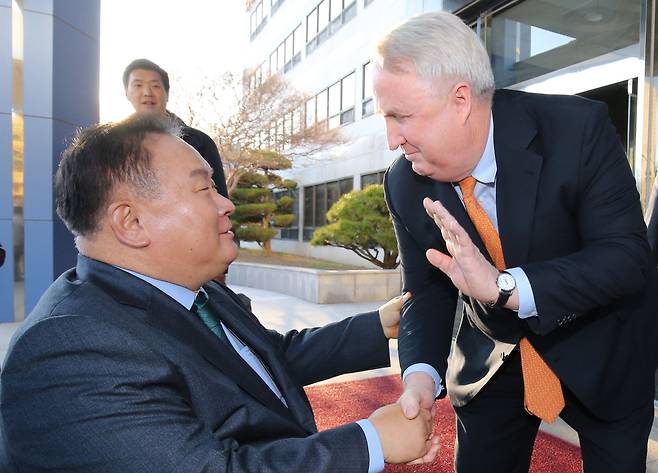 인요한 국민의힘 혁신위원장이 21일 대전 유성구 한국과학기술연구원(KAIST)에서 열린 한국 정치의 문제점과 개혁방안 강연 및 토론회를 마친 이상민 더불어민주당 의원과 인사하고 있다. /뉴스1