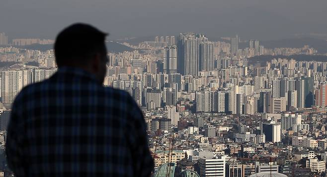 21일 서울 남산을 찾은 시민이 서울시내 아파트단지를 바라보고 있다. /뉴스1