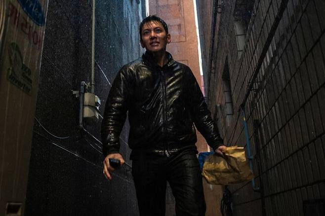 빗물로 숨긴 준모의 눈물, 빗물에 녹아버린 인간의 선 ⓒ 이하 월트디즈니 컴퍼니 코리아 제공