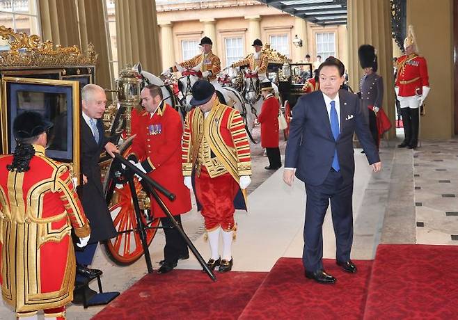 영국을 국빈 방문 중인 윤석열 대통령이 21일(현지시간) 찰스 3세 국왕과 함께 마차를 타고 런던 버킹엄궁으로 들어서고 있다. ⓒ뉴시스