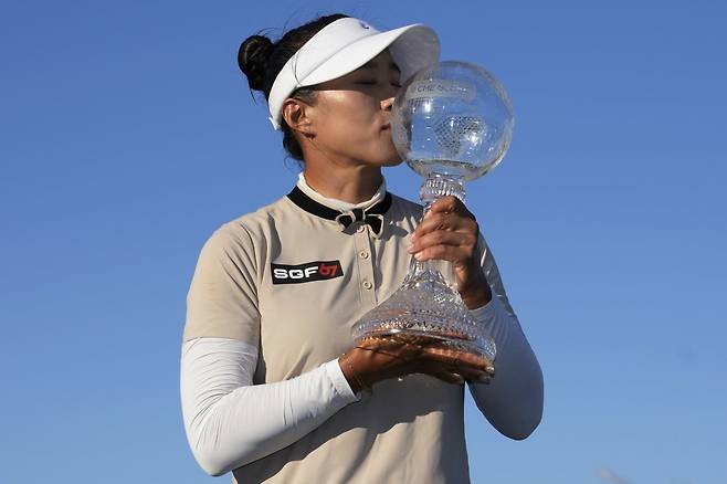 양희영이 20일 미국여자프로골프(LPGA)투어 시즌 최종전 CME그룹 투어 챔피언십 정상에 오른 뒤 우승 트로피에 입을 맞추고 
있다. 양희영은 2019년 2월 혼다 LPGA 타일랜드 대회 이후 4년 9개월 만에 우승을 맛보며 통산 5승째를 거뒀다. 
네이플스=AP 뉴시스