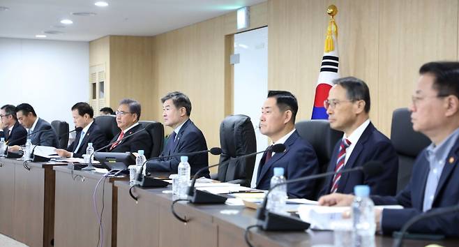 조태용 국가안보실장(오른쪽에서 네 번째)이 20일 서울 용산 대통령실에서 국가안전보장회의(NSC) 상임위원회를 주재하고 북한의 군사 정찰위성 발사 준비 동향 등을 점검하고 있다. 대통령실 제공