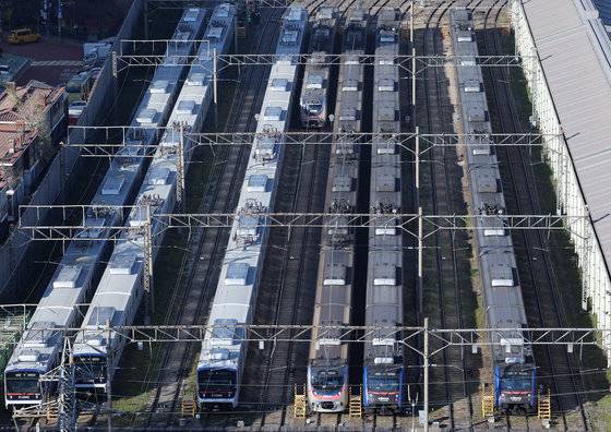 서울 지하철 노사가 2차 총파업을 하루 앞두고 막판 교섭에 들어간 21일 오후 서울 구로구 구로차량기지에 전동차가 멈춰서 있다. 2023.11.21/뉴스1