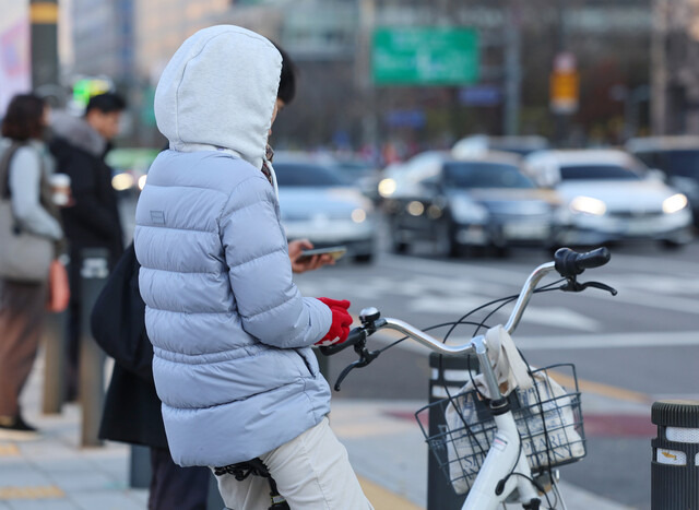 내륙 아침 기온이 영하권까지 떨어지며 추운 날씨를 보인 지난 20일 오전 서울 광화문 네거리에서 자전거를 타는 한 시민이 신호를 기다리고 있다. 연합뉴스