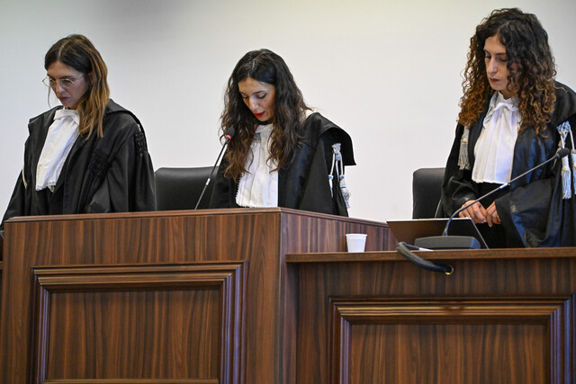 20일(현지시각) 이탈리아 라메치아 테르메 지역에 설치된 벙커 법정에서 재판부가 최대 마피아 조직인 은드랑게타 조직원 등 피고인 300여명에 대한 선고문을 읽고 있다. AP연합뉴스